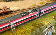 FS Trenitalia, set base di 4 unità del treno ad alta velocità "Frecciarossa 1000", livrea pubblicitaria "Le plaisir d'un voyage nouveau", ep. VI, con decoder DCC