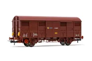 RENFE, vagón cerrado de 2 ejes J2, decoración marron, con persianas abiertas y luz roja trasera intermitente, ép. IV