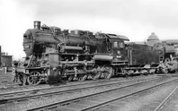 DB, Dampflokomotive Baureihe 56.20, dreidomiger Kessel, in schwarz/roter Lackierung, Ep. III