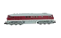 DR, sechsachsige Diesellokomotive 142 002-5 in roter Farbgebung mit grauem Dach, Ep. IV
