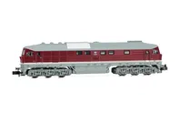 DR, sechsachsige Diesellokomotive 132 483-9 in roter Farbgebung mit grauem Dach, Ep. IV