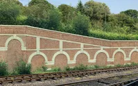 Mid Stepped Arched Retaining Walls x2 (Red Brick)