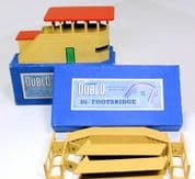 p115 Dublo D1 signal cabin and D1 footbridge 1950 Darren Cooper