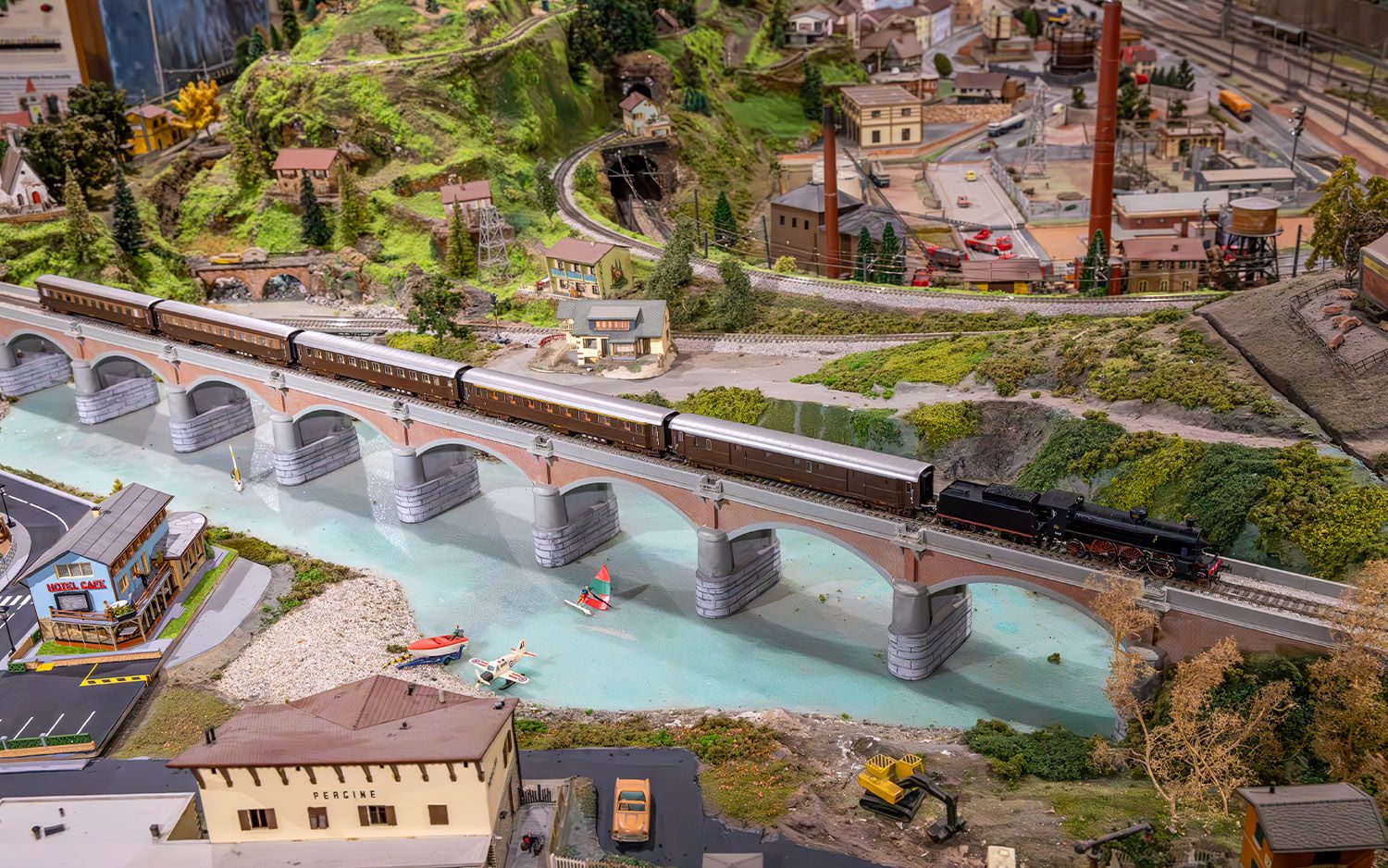 FS, Schleppdampflokomotive mit Schlepptender Gr. 685, 1. Serie, mit kurzem Kessel und elektrischen Lampen, Ep. III, mit Sounddecoder