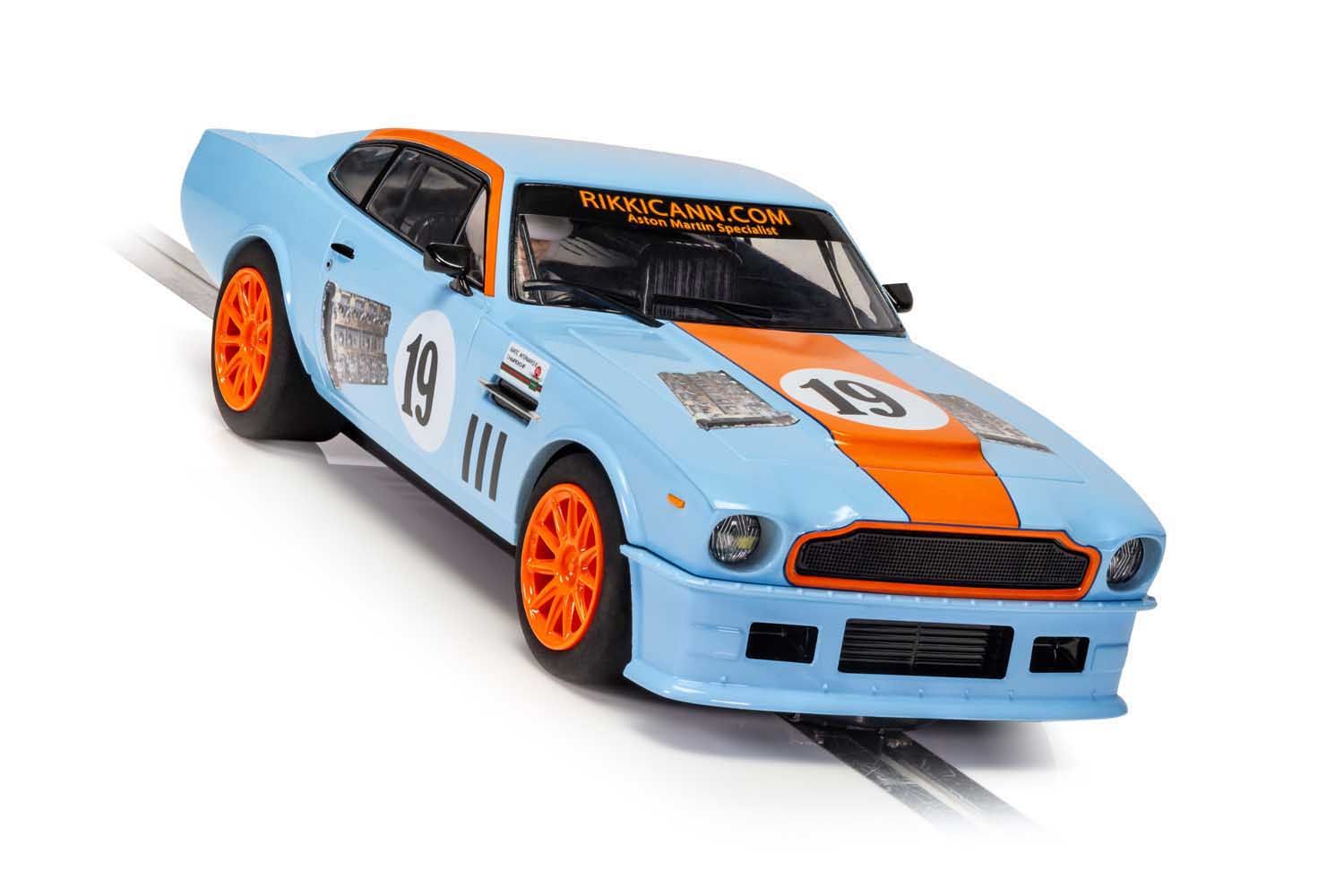 C4209 Scalextric | Aston Martin V8 - Gulf Edition - Rikki Cann