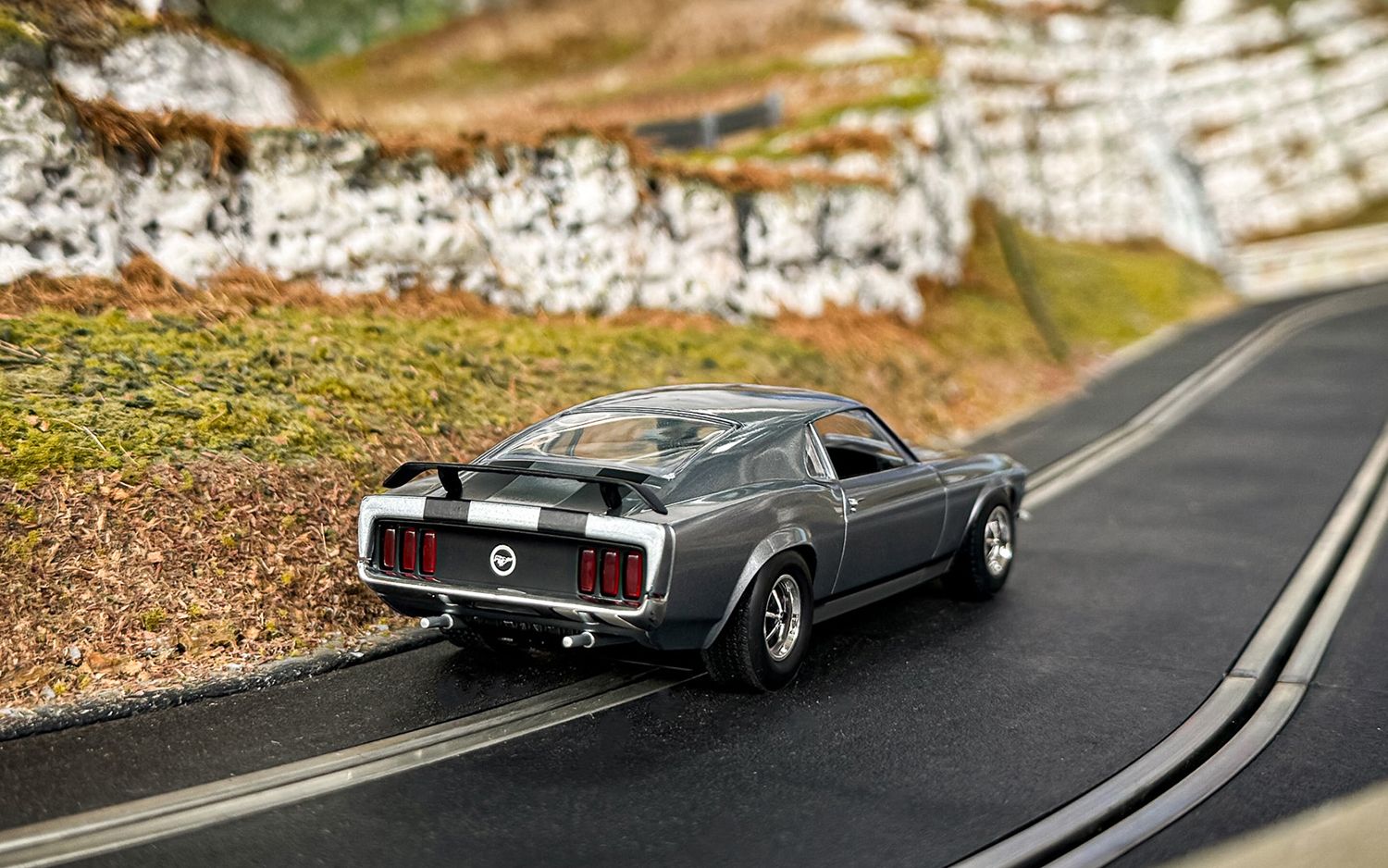 1/18 1969 Ford Mustang Boss 429 Black/Gold – Hobby Express Inc.