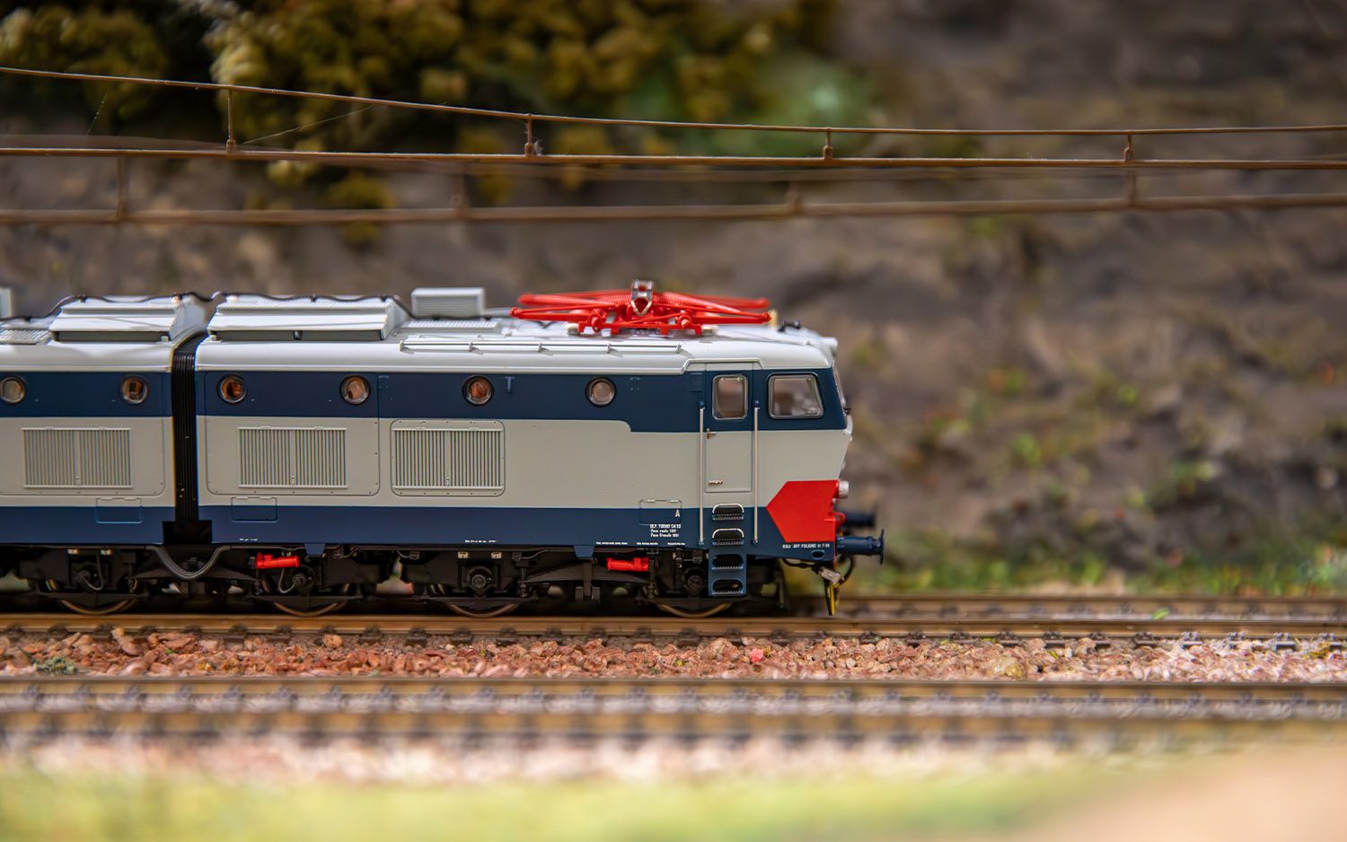 FS, schwere sechsachsige Elektrolokomotive der Reihe E.656, 4. Serie in OriginalFarbgebung, ohne Regenrinne, mit Dämpfern, Ep. V, mit DCC-Sounddecoder