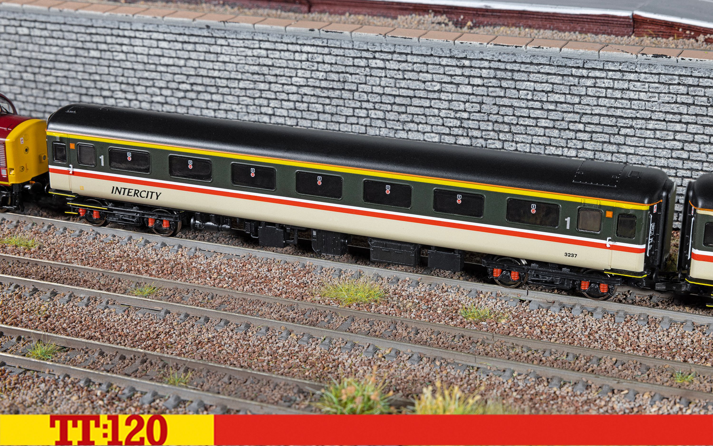 BR Intercity, Mk2E First Open, 3237 - Era 8