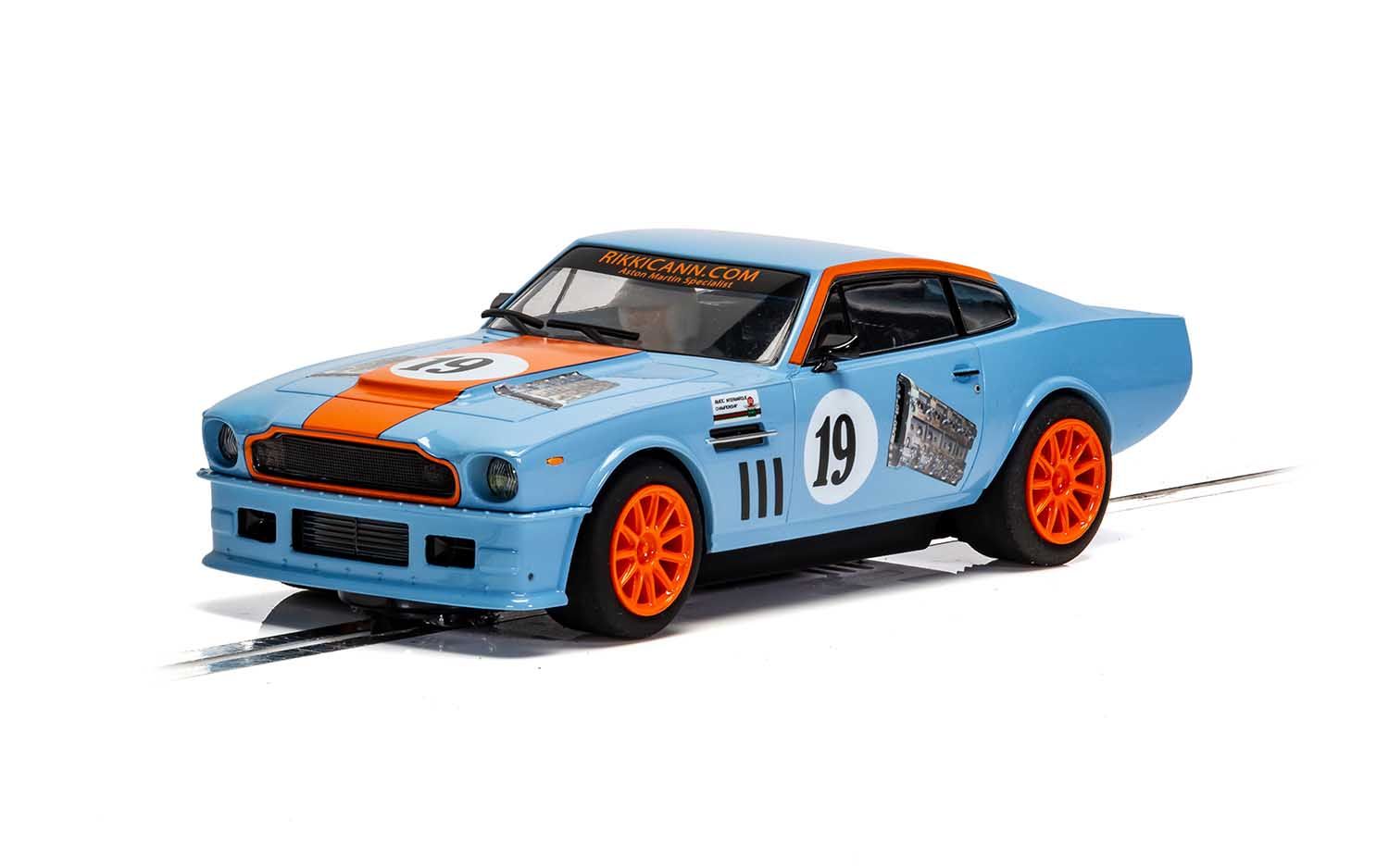 C4209 Scalextric | Aston Martin V8 - Gulf Edition - Rikki Cann