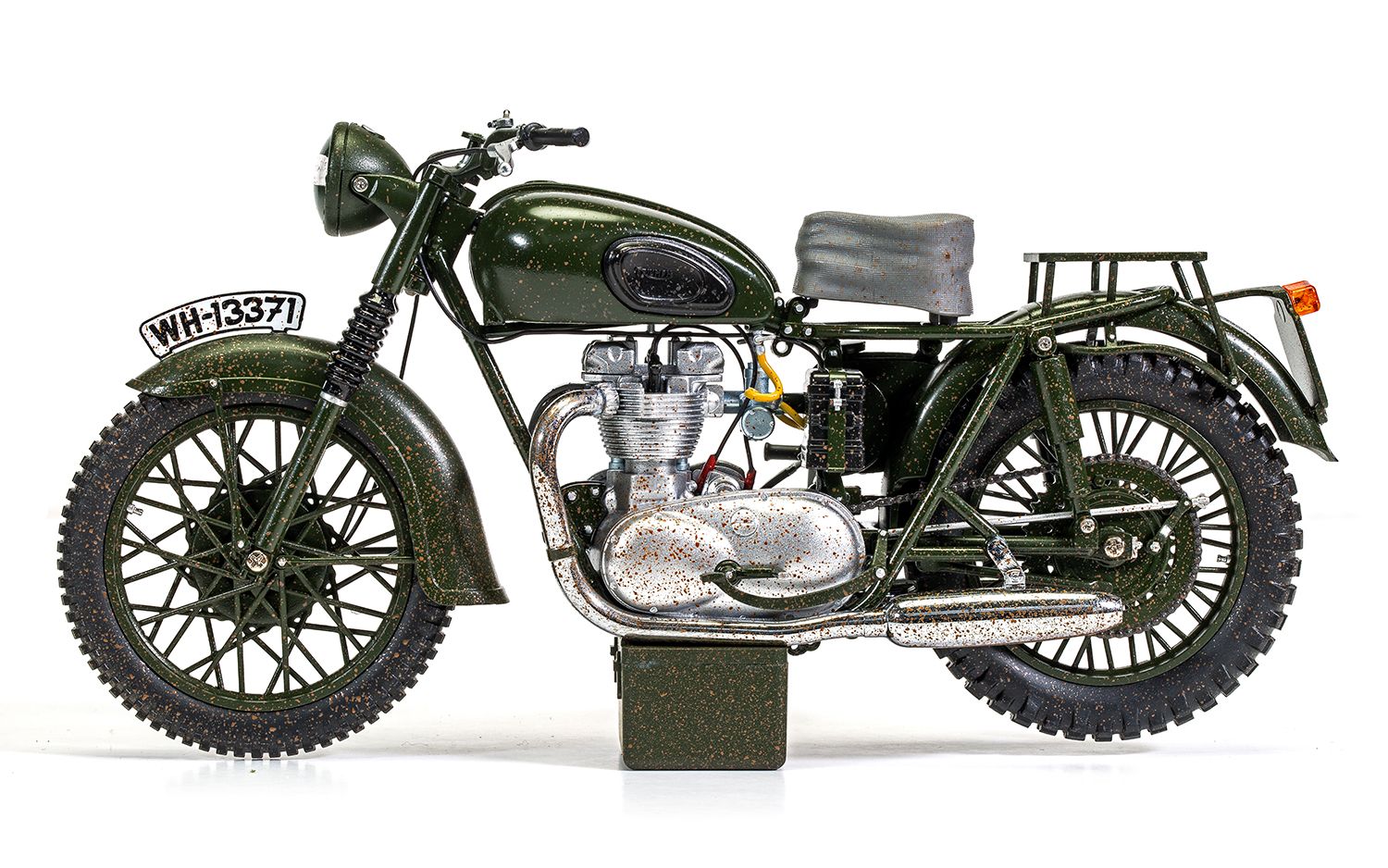 The Great Escape Triumph TR6 Trophy Motorcycle (Weathered) - 1:12 Scale