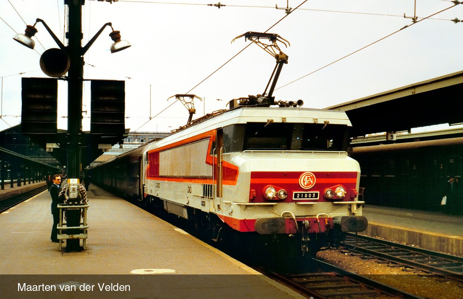 Locomotive électrique CC 21004, livrée argent, époque IV SNCF