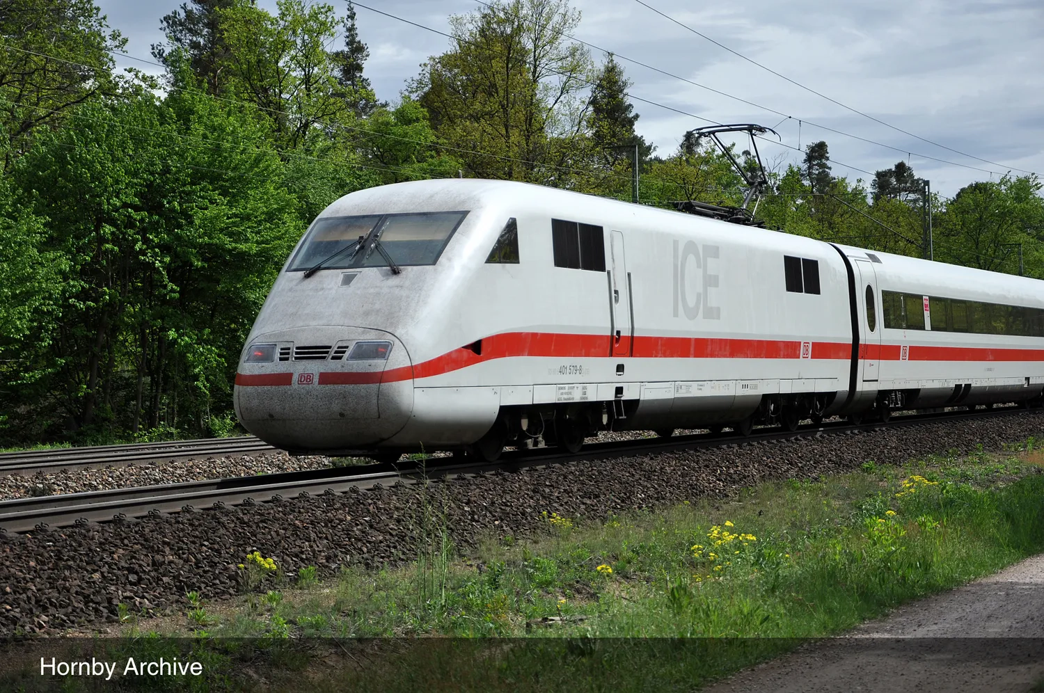 DB AG, 2-tlg. Set Erganzungsset ICE 1 Baureihe 401 in weiß/roter Lackierung, bestehend aus 1 x 1.-Klasse-Wagen und 1 x 2.-Klasse-Wagen, Tz 157 „Landshut”, Ep. VI