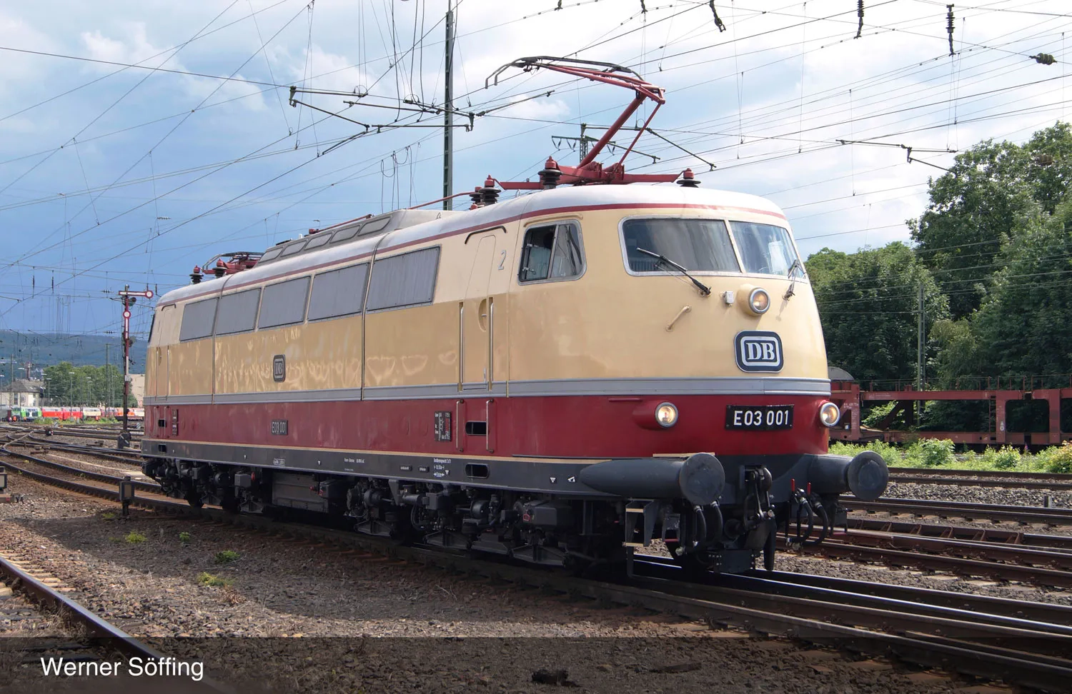 DB, locomotiva elettrica E 03 001, livrea beige/rossa con tetto argento, pantografo a braccio singolo, ep. III