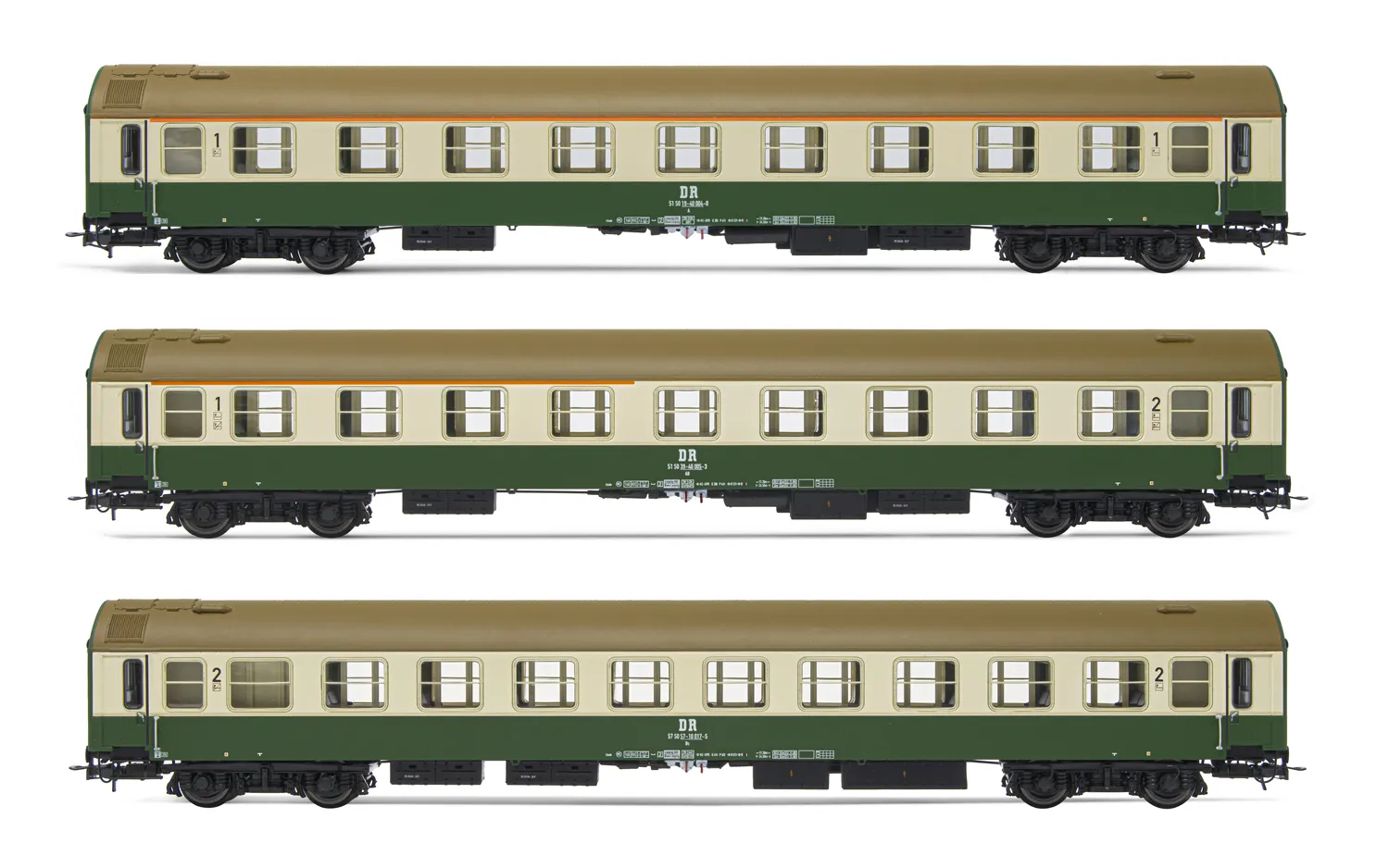 DR, 3-tlg. Set OSShD Typ B Reisezugwagen in beige/gruner Lackierung, bestehend aus 1 x 1. Kl. Wagen A, 1 x 1./2. Kl. Wagen AB und 1 x 2. Kl. Wagen Bc, Ep. IV