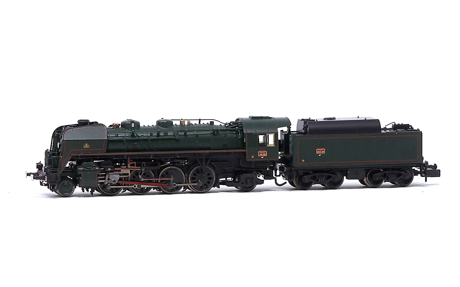 SNCF, Dampflokomotive 141 R 1187, mit Boxpok-Rädern auf allen Treib-und Kuppelachsen, Tender mit großem Ölbunker, in grüner Lackierung, Ep. III