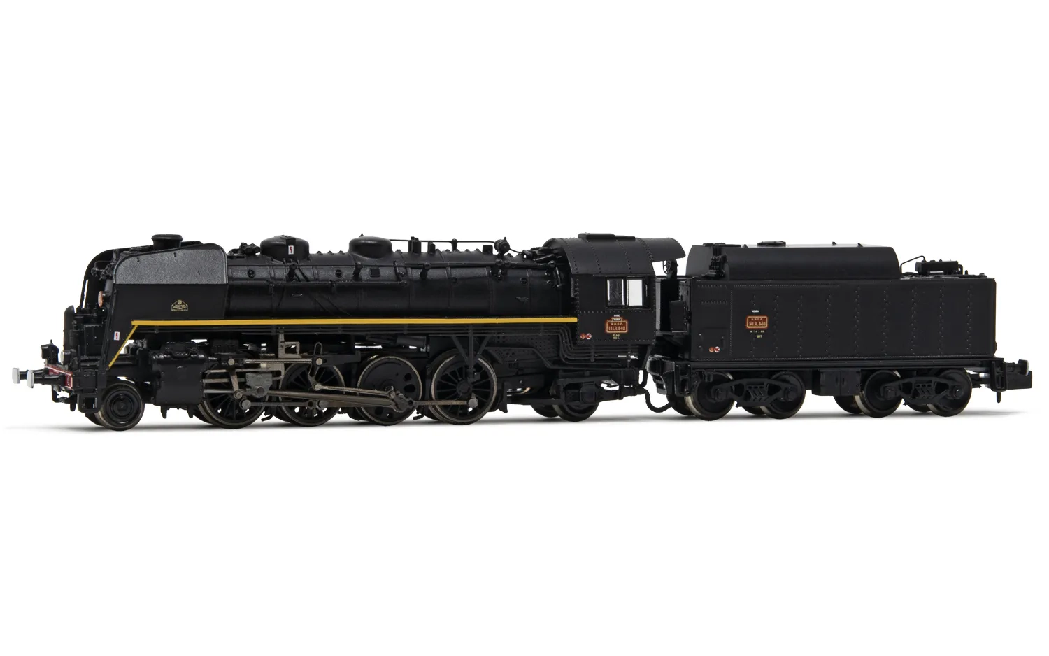 SNCF, Dampflokomotive 141 R 840, mit BoxpokRädern auf der Treibachse, Tender mit großem Ölbunker, in schwarzer Lackierung mit gelber Linie, Ep. III