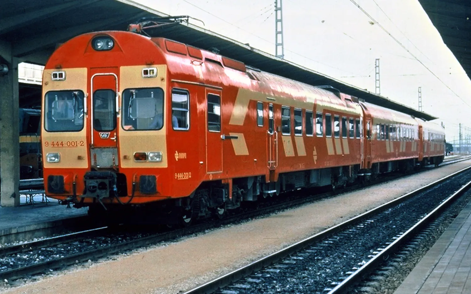 RENFE, automotor eléctrico 444-004, decoración rojo/amarillo, ép.IV