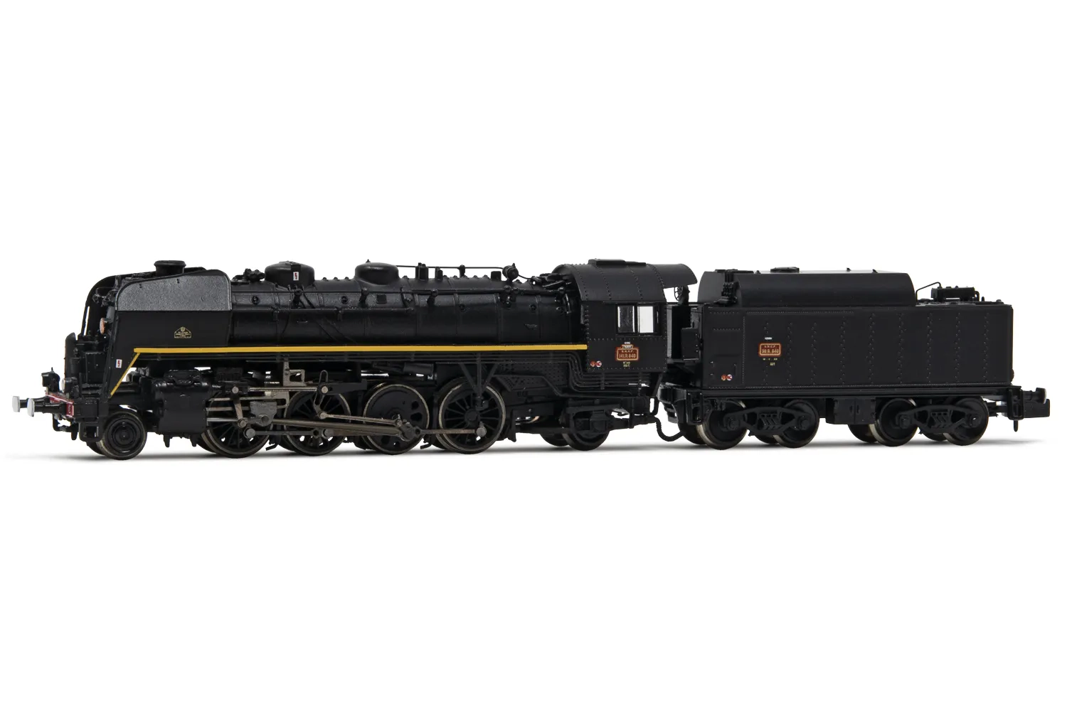SNCF, locomotive à vapeur 141 R 840, avec des roues de boxpok sur un des essieux, grande capacité de carburant du tender, livrée noir avec ligne jaune, ép. III, avec décodeur sonore