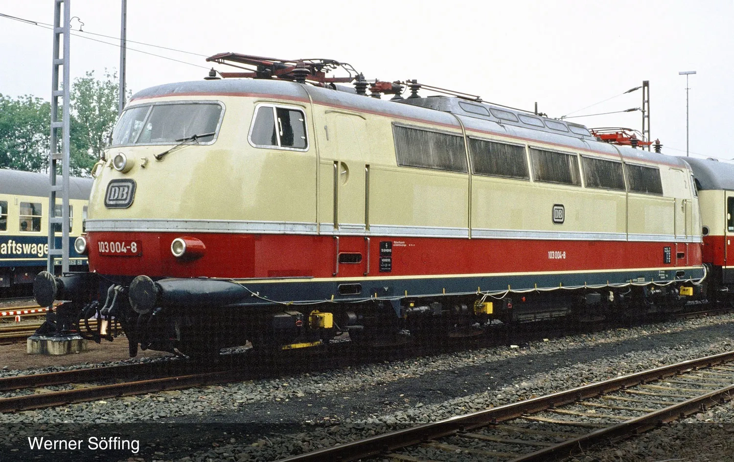 DB, Elektrolokomotive 103 004 in beige/roter Lackierung mit dunkelgrauem Dach, Einholmstromabnehmer, Ep. IV, mit DCC-Sounddecoder