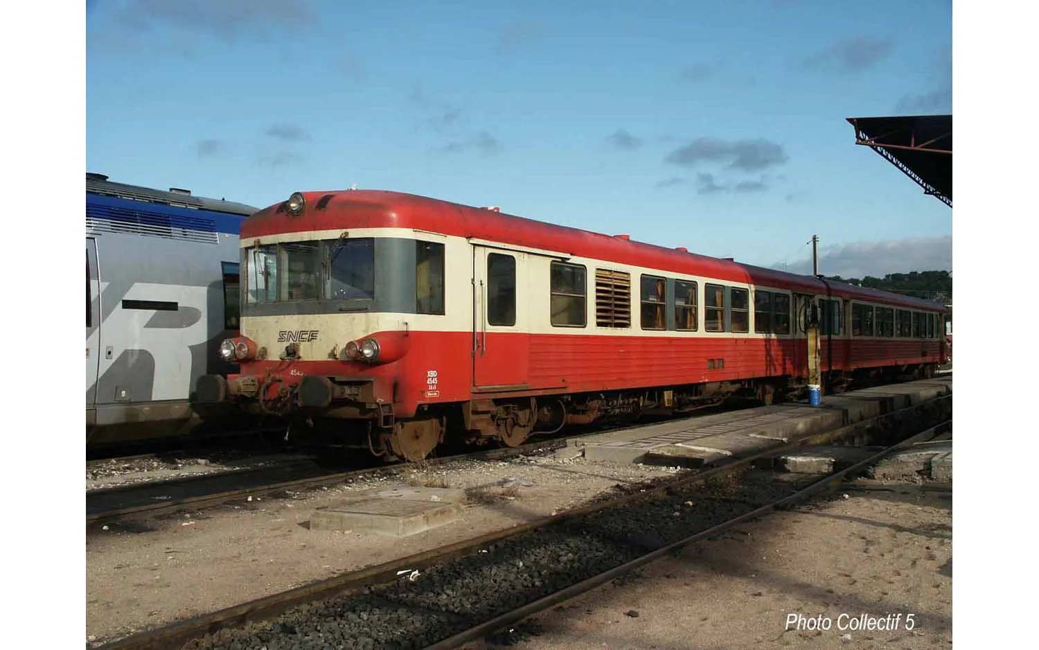 SNCF, 2-unit railcar EAD X 4700 (XBD 4732 + XRAB 8729), red and cream livery, period IV
