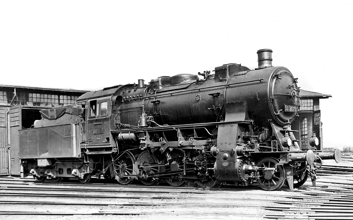 DRG, Dampflokomotive Baureihe 56.20, dreidomiger Kessel, in schwarz/roter Lackierung, Ep. II