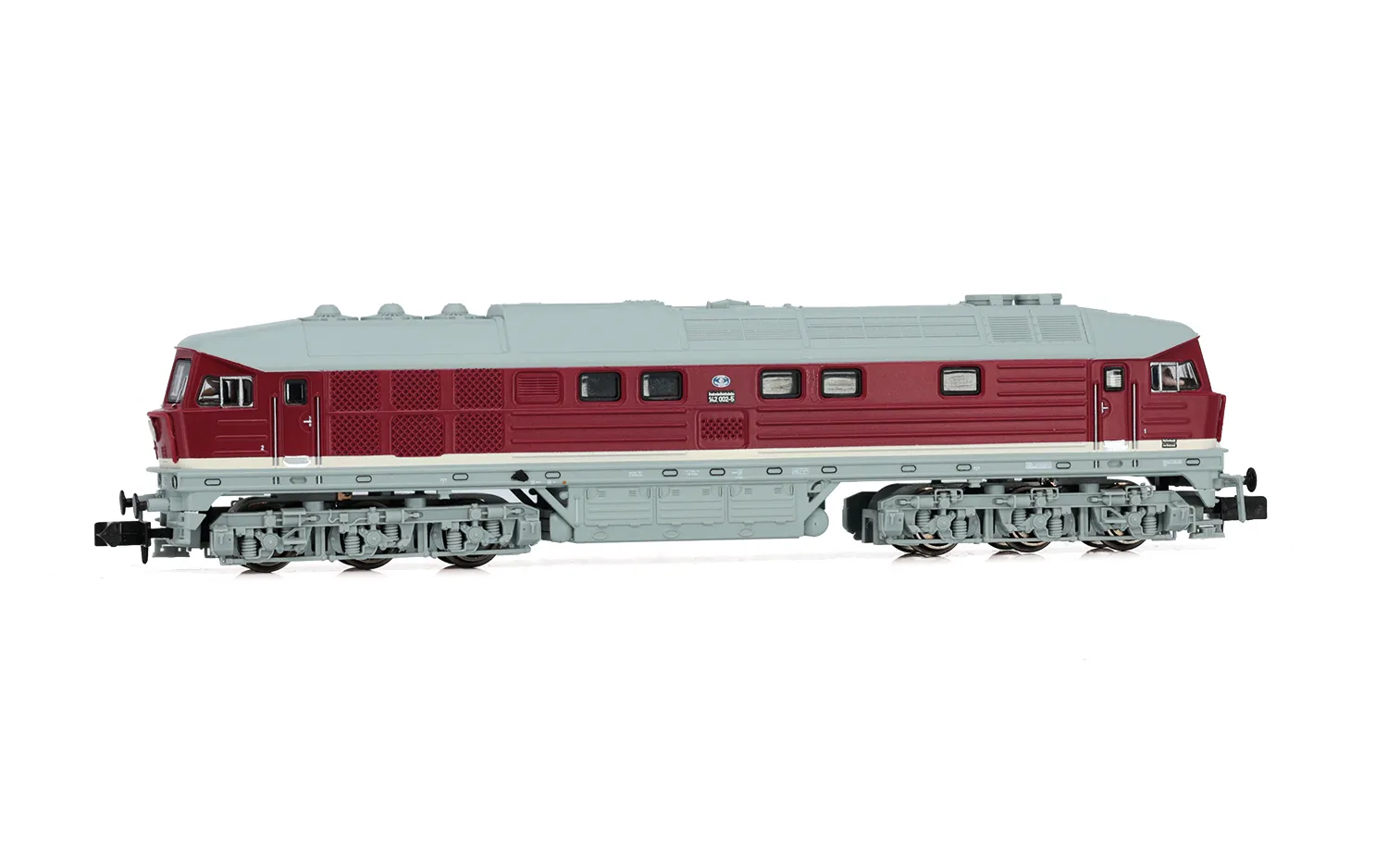 DR, sechsachsige Diesellokomotive 142 002-5 in roter Farbgebung mit grauem Dach, Ep. IV