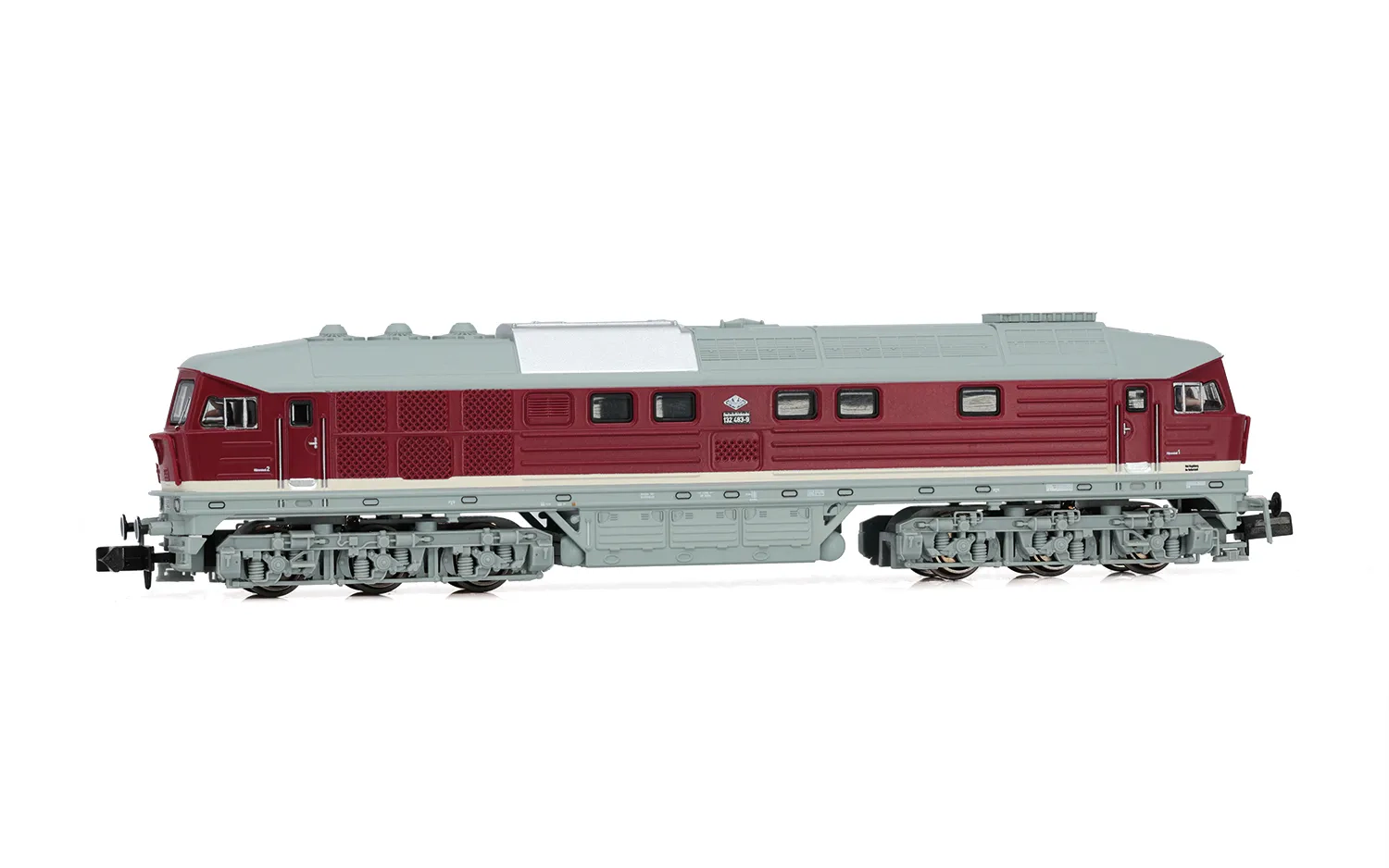 DR, sechsachsige Diesellokomotive 132 483-9 in roter Farbgebung mit grauem Dach, Ep. IV