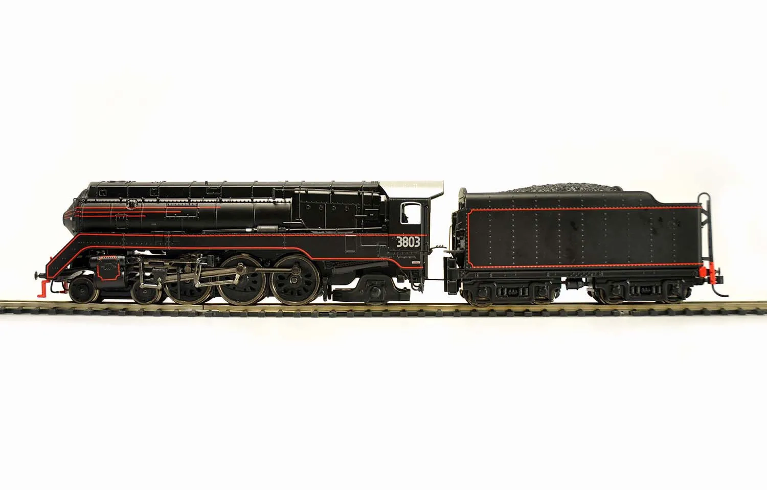 NSW, locomotiva a vapore C38, livrea nera/rossa, ep. III