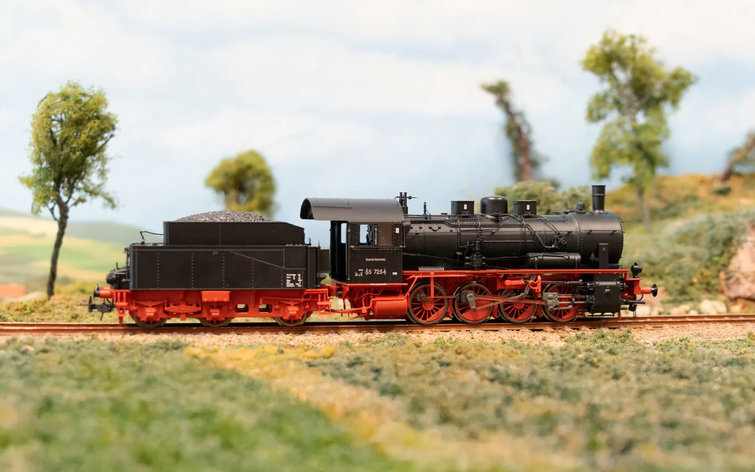 DR, steam locomotive with tender 55 7254, black/red livery, ep. III