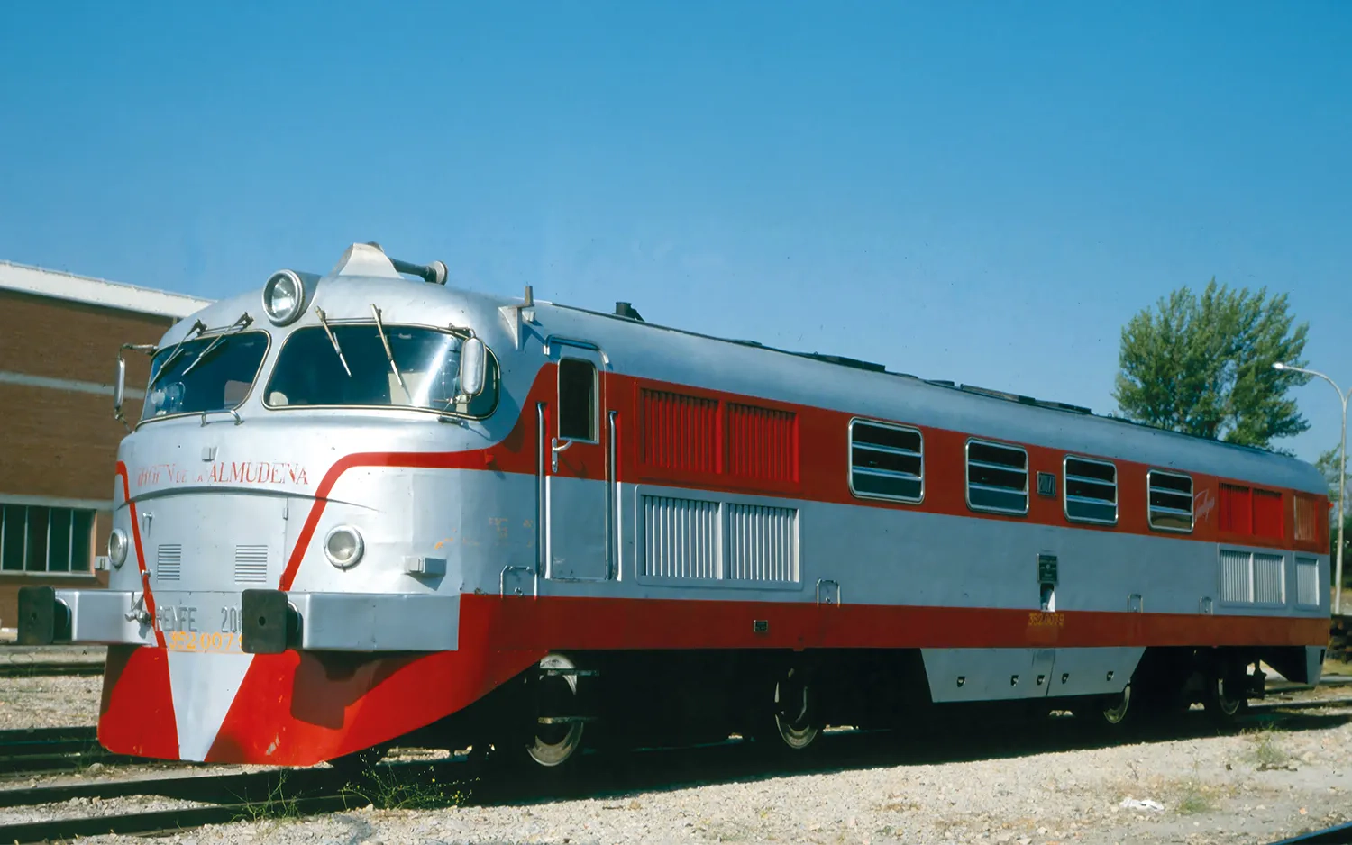 RENFE, diesel locomotive 352-007 "Virgen de la Almudena", red-silver livery, with Multiprotocol Sound Decoder