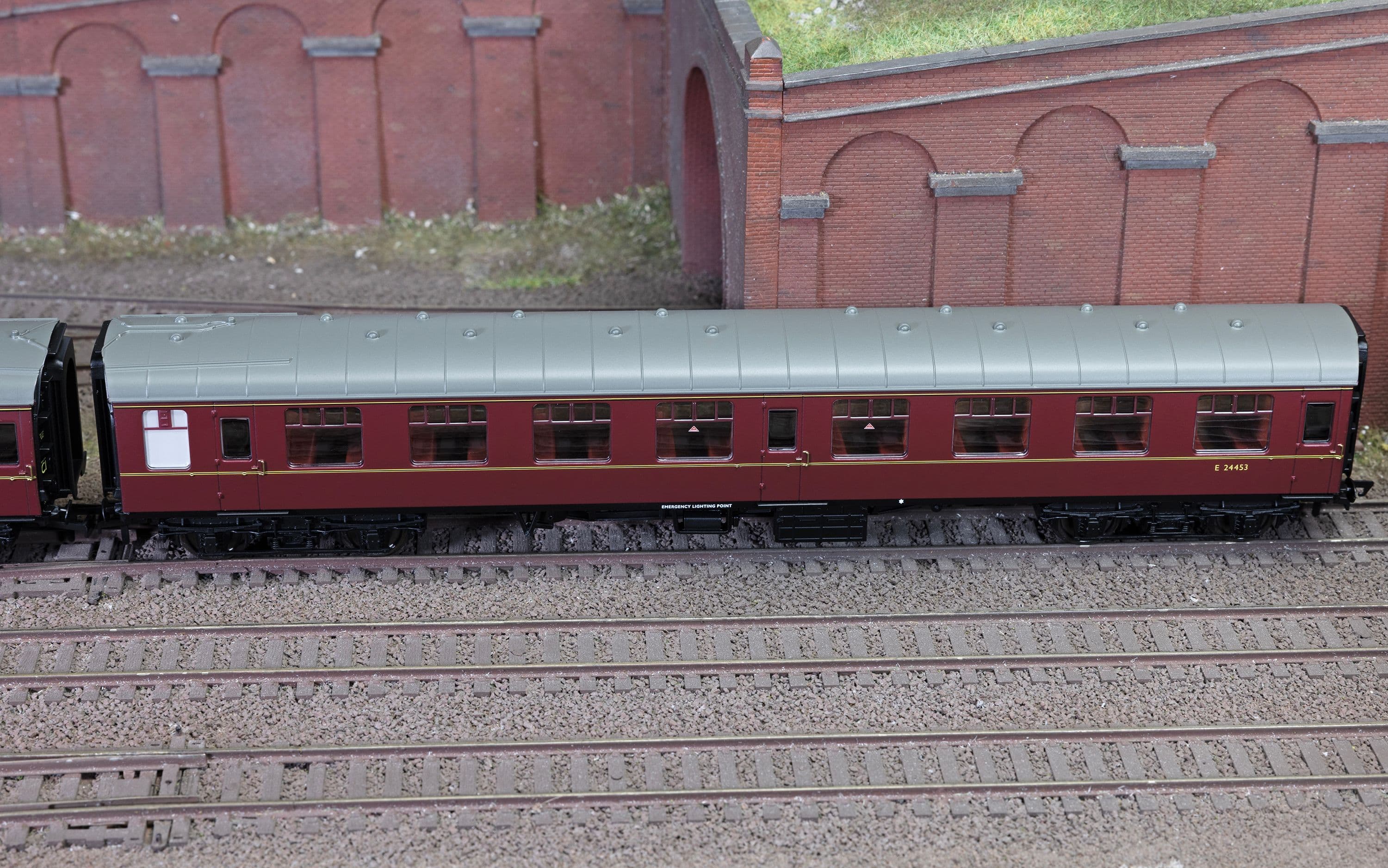 BR - MK1 Corridor - E24453 - Second Class Coach