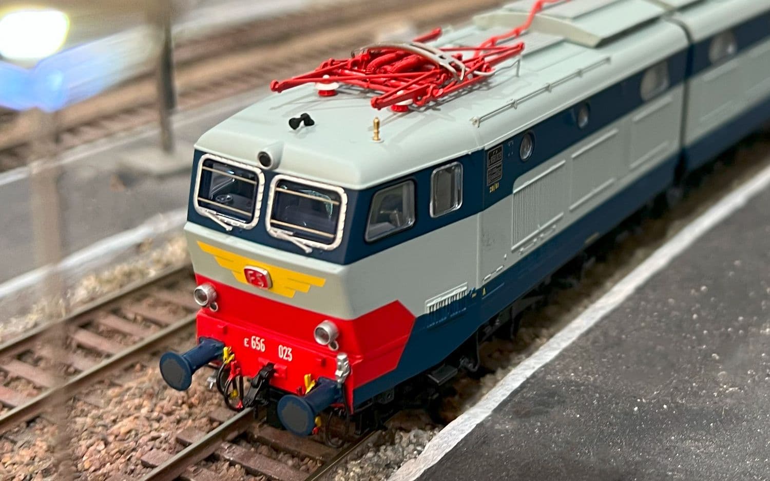 FS, locomotiva elettrica E.656 023 1a serie, stato di origine, 50° anniversario della consegna della 1° unità (1975), ep. IV, con decoder sonoro BLE