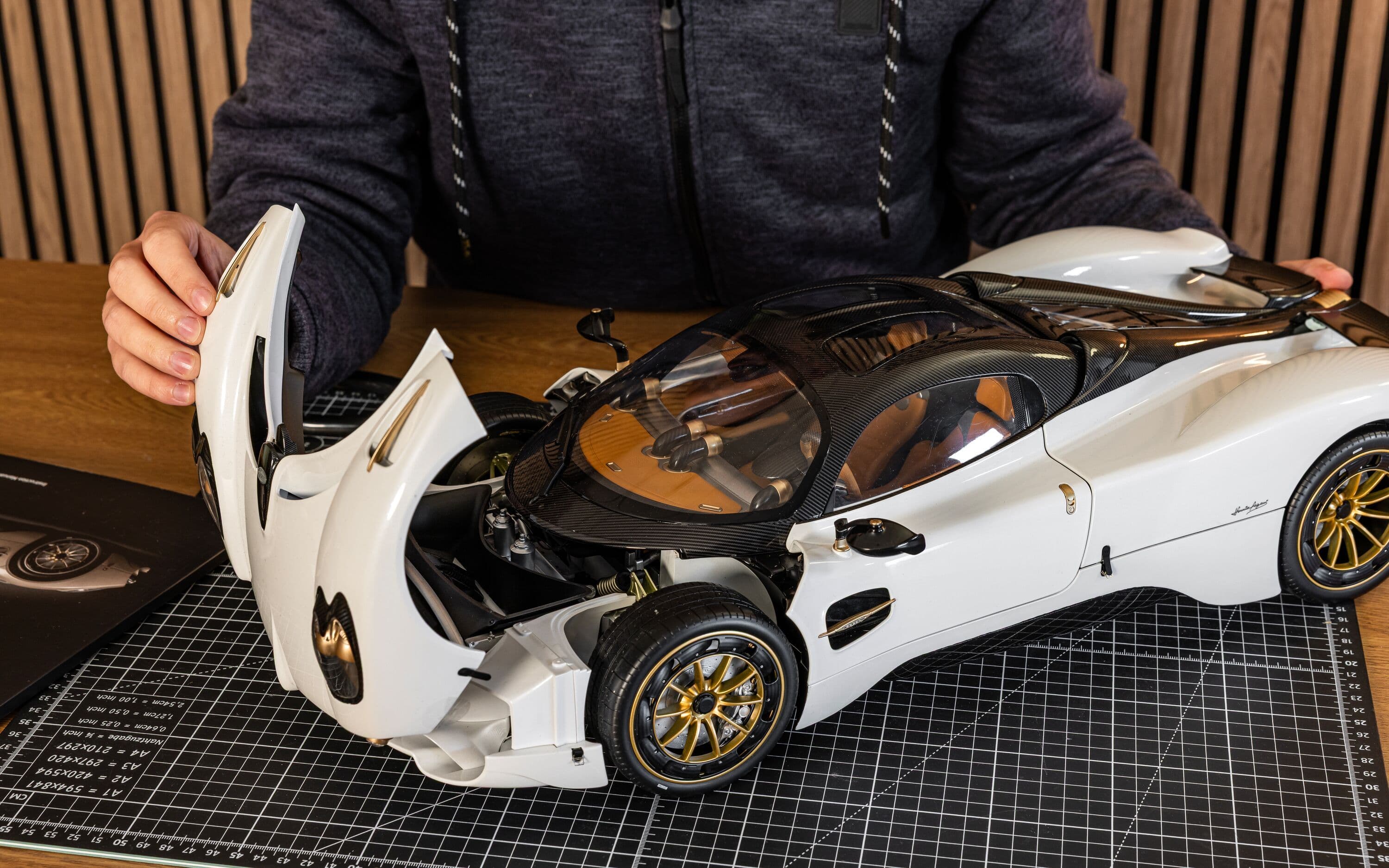 Pagani Utopia Coupé - Bianco Perla - 1:8 Scale Kit