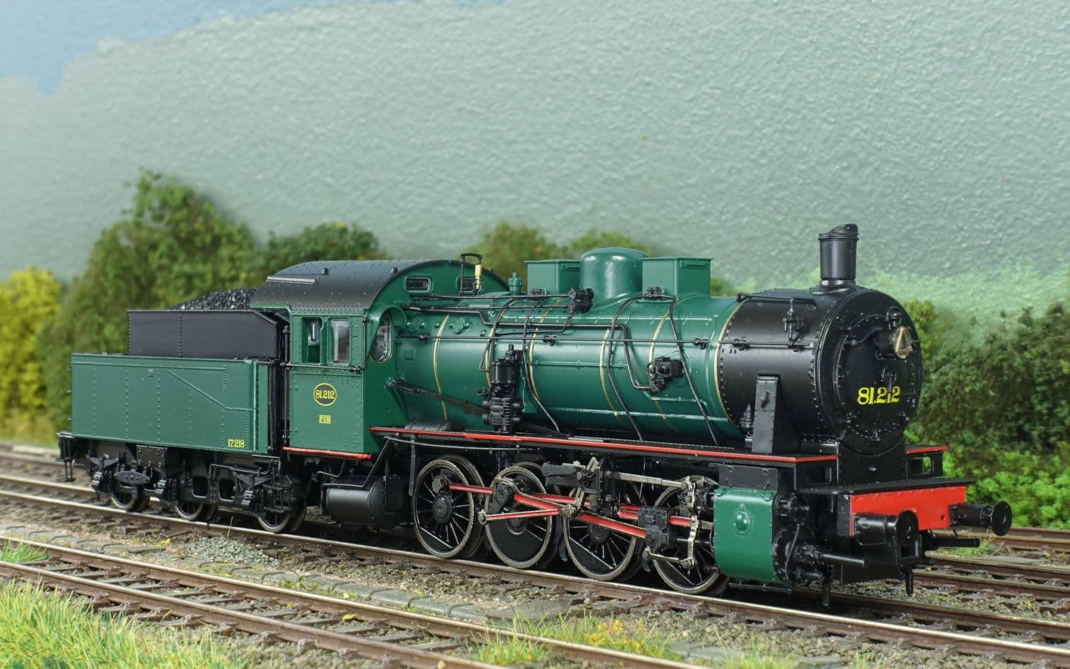 SNCB/NMBS, steam locomotive class 81, 3-dome symetrical boiler, dark green livery, period III