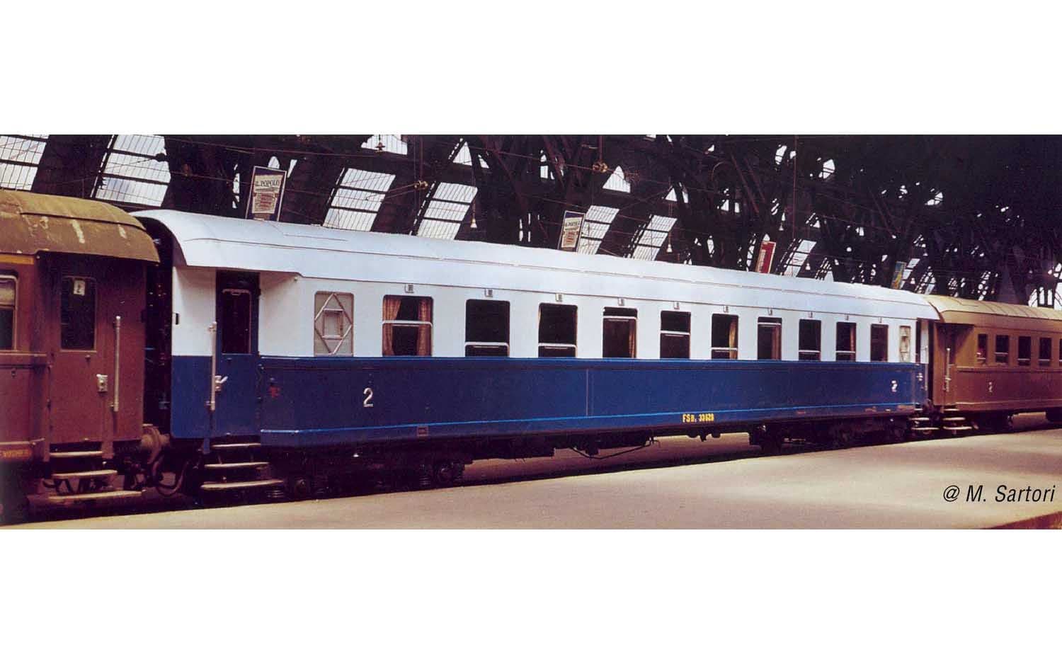 FS, set di 4 carrozze "Treno Azzurro", composto da 2 carrozze di 1a classe tipo 1946 Az13010 e 2 carrozze di 2a classe tipo 1946 Bz33010, una con scompartimento ristoro, ep. IIIb. Assi sostitutivi per corrente alternata: HC6102 (10,5 x 24,50 mm)