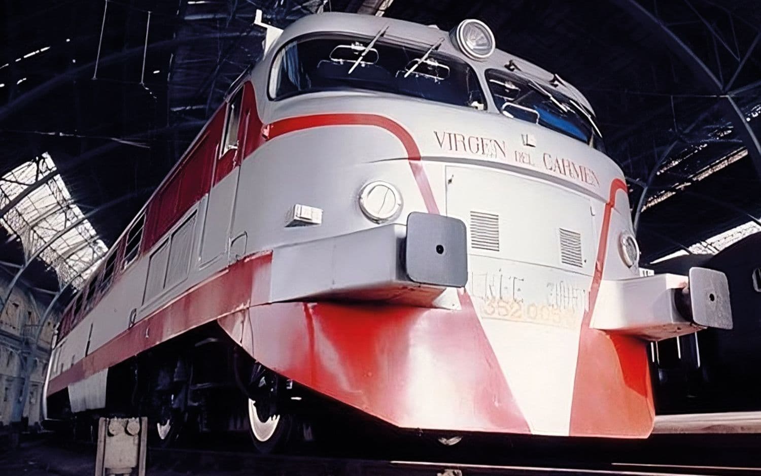 RENFE, Diesellokomotive 2005T „Virgen del Carmen“, in Ursprungslackierung, mit Multiprotokoll-Sounddecoder