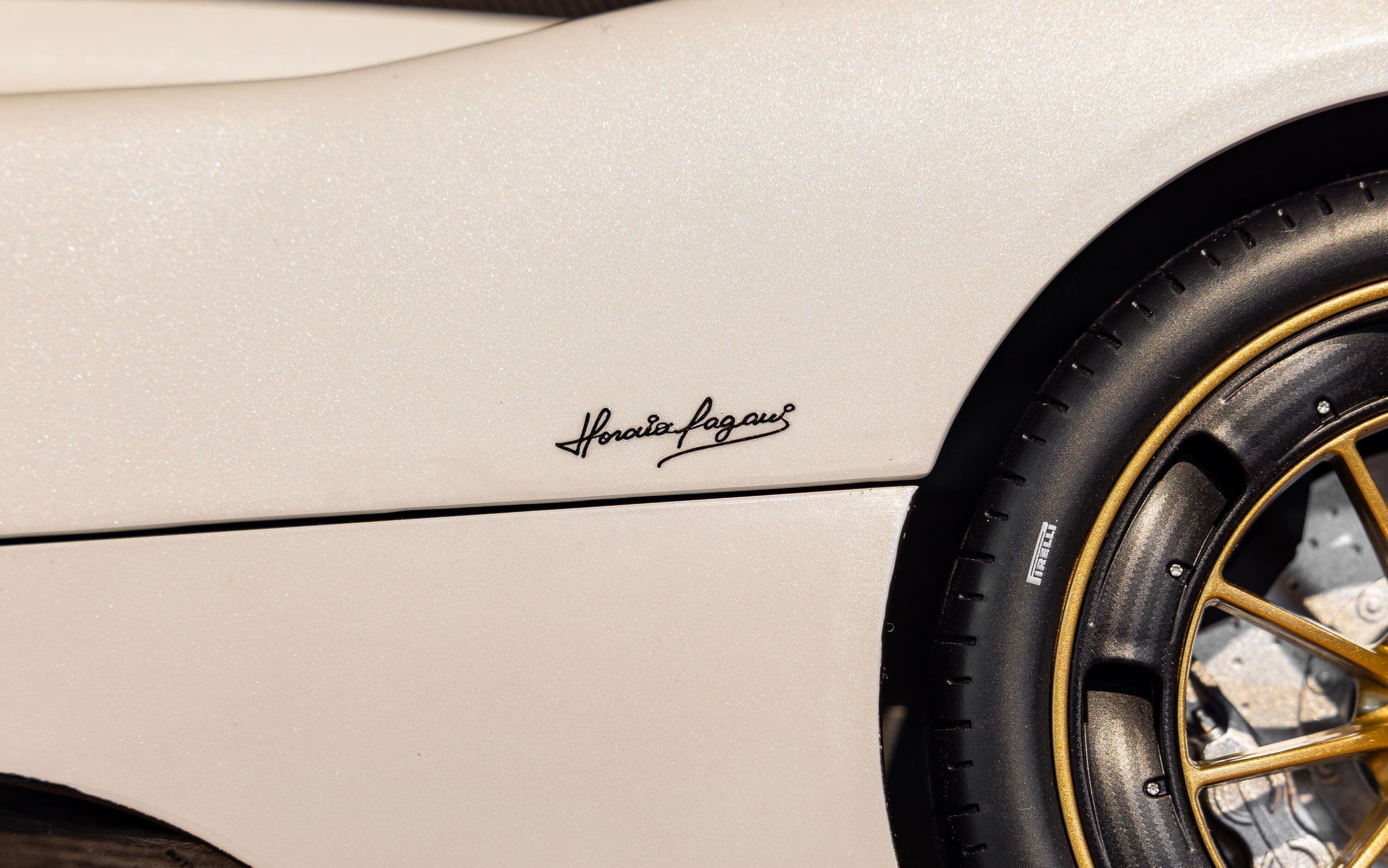 Pagani Utopia Coupé - Bianco Perla - 1:8 Scale Kit