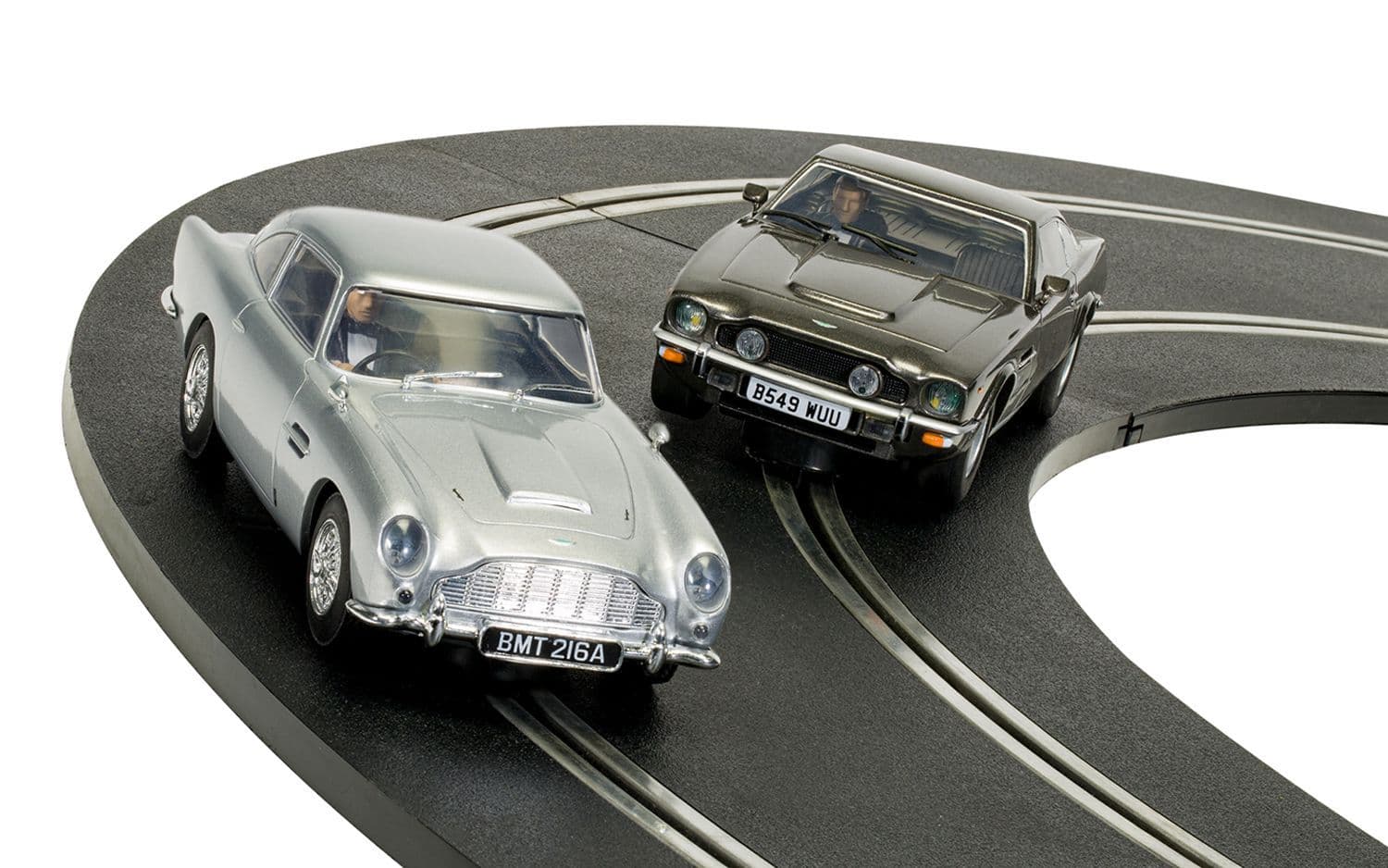 Scalextric James Bond 007 Race Set - DB5 vs V8 (EU Plug)