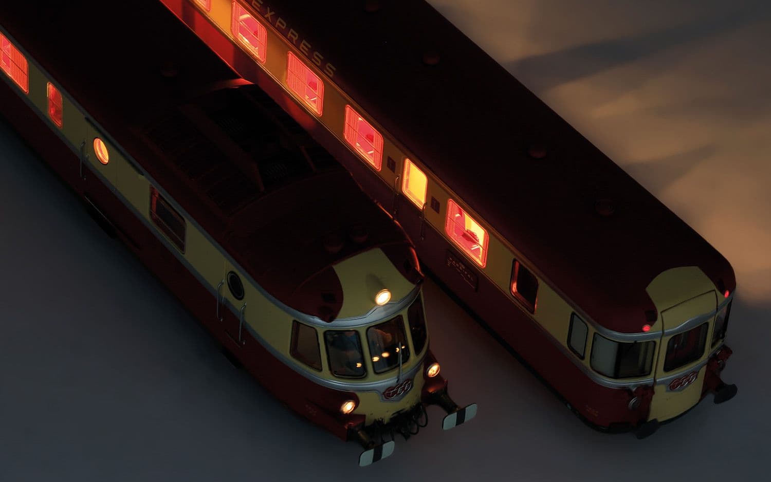 SNCF, autorail diesel RGP I avec remorque, livrée TEE rouge/beige, ép. III, avec décodeur sonore
