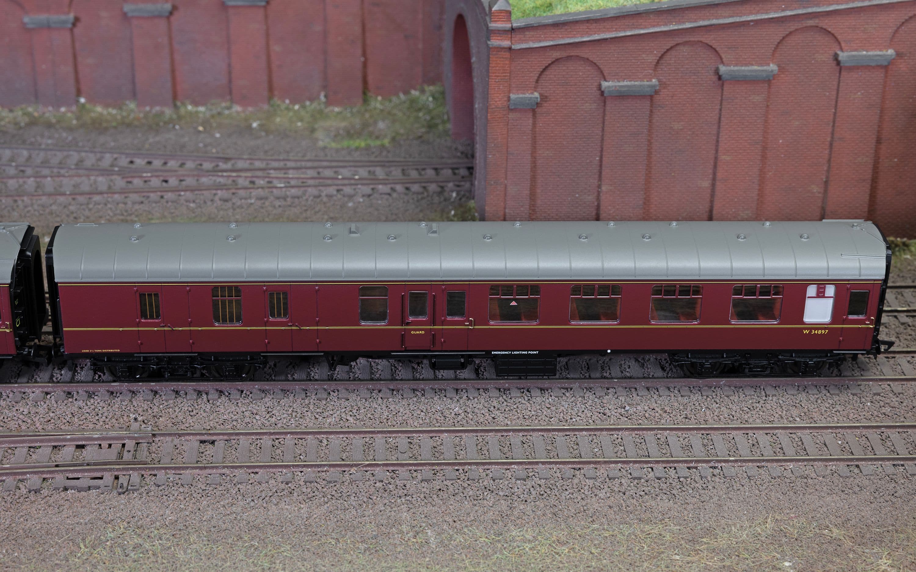 BR - MK1 Corridor - W34897 - Brake Second Coach