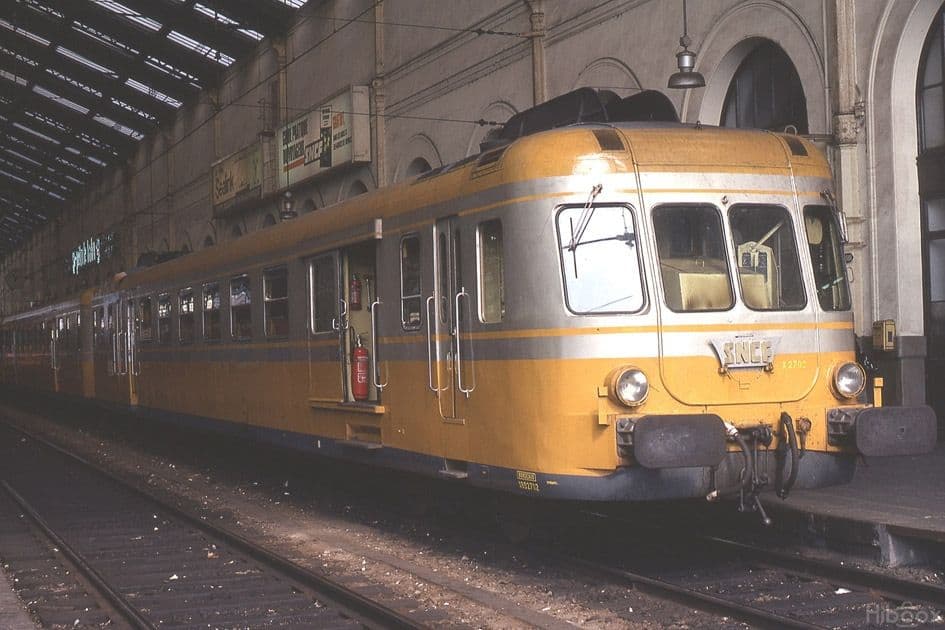SNCF, 2-unit railcar RGP2 class X 2700, "RTG inoxydable" livery, period IV, with DCC-sounddecoder