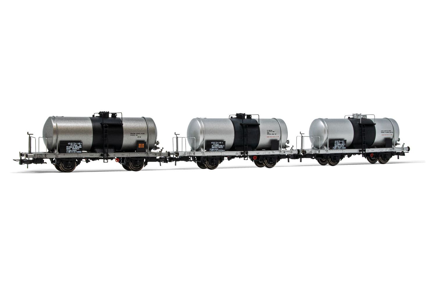 FS, 3-unit set of 2-axle tank wagons VZekk, 27 m3 tank, silver livery with black stripe, period IV-V. Suitable AC wheelsets for this item: HC6101 (11,27 x 24,25 mm)