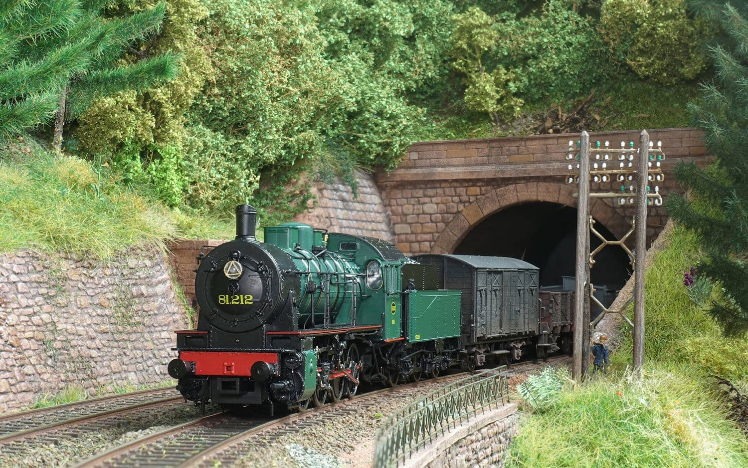 SNCB/NMBS, steam locomotive class 81, 3-dome symetrical boiler, dark green livery, period III