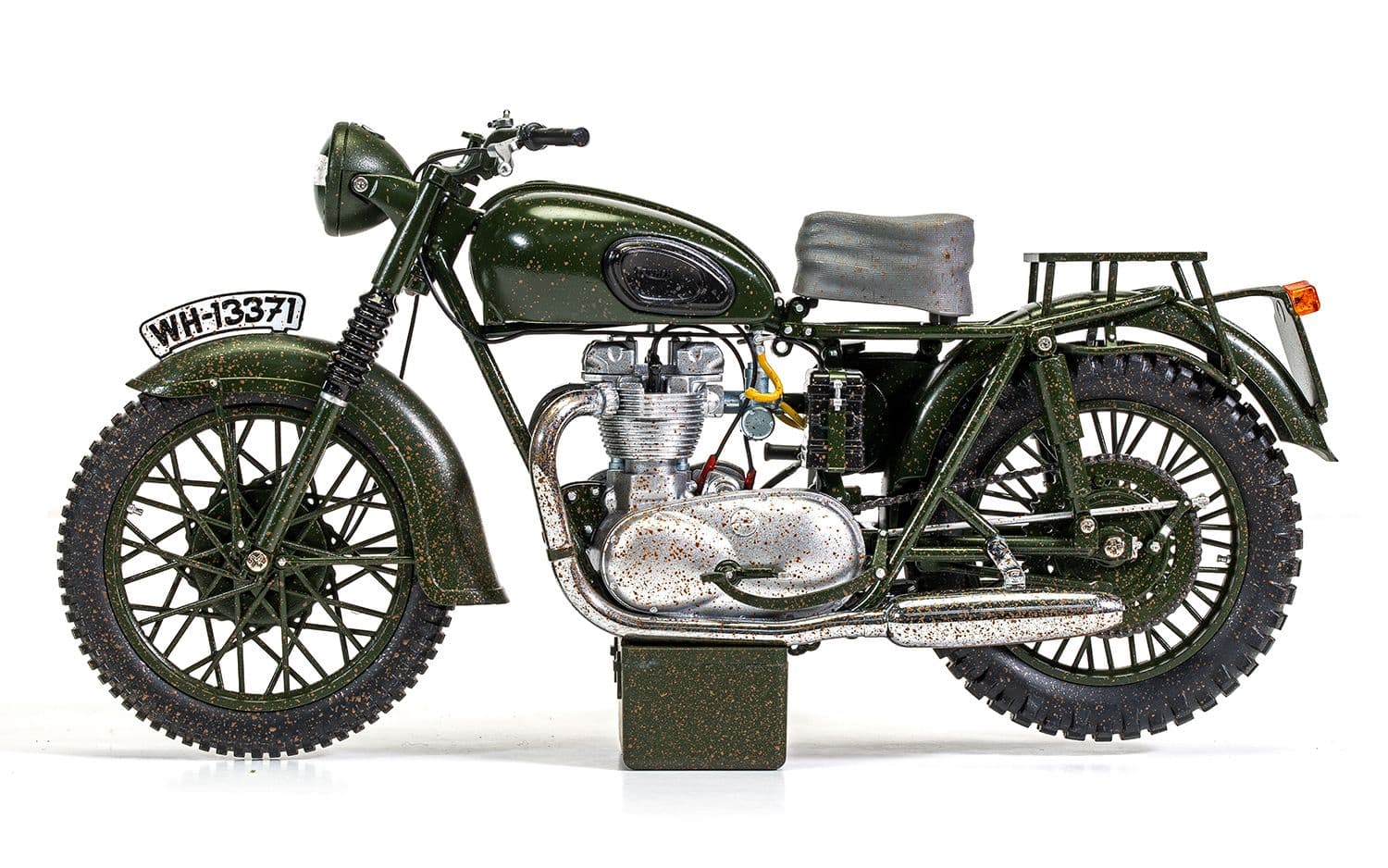 The Great Escape Triumph TR6 Trophy Motorcycle (Weathered) - 1:12 Scale