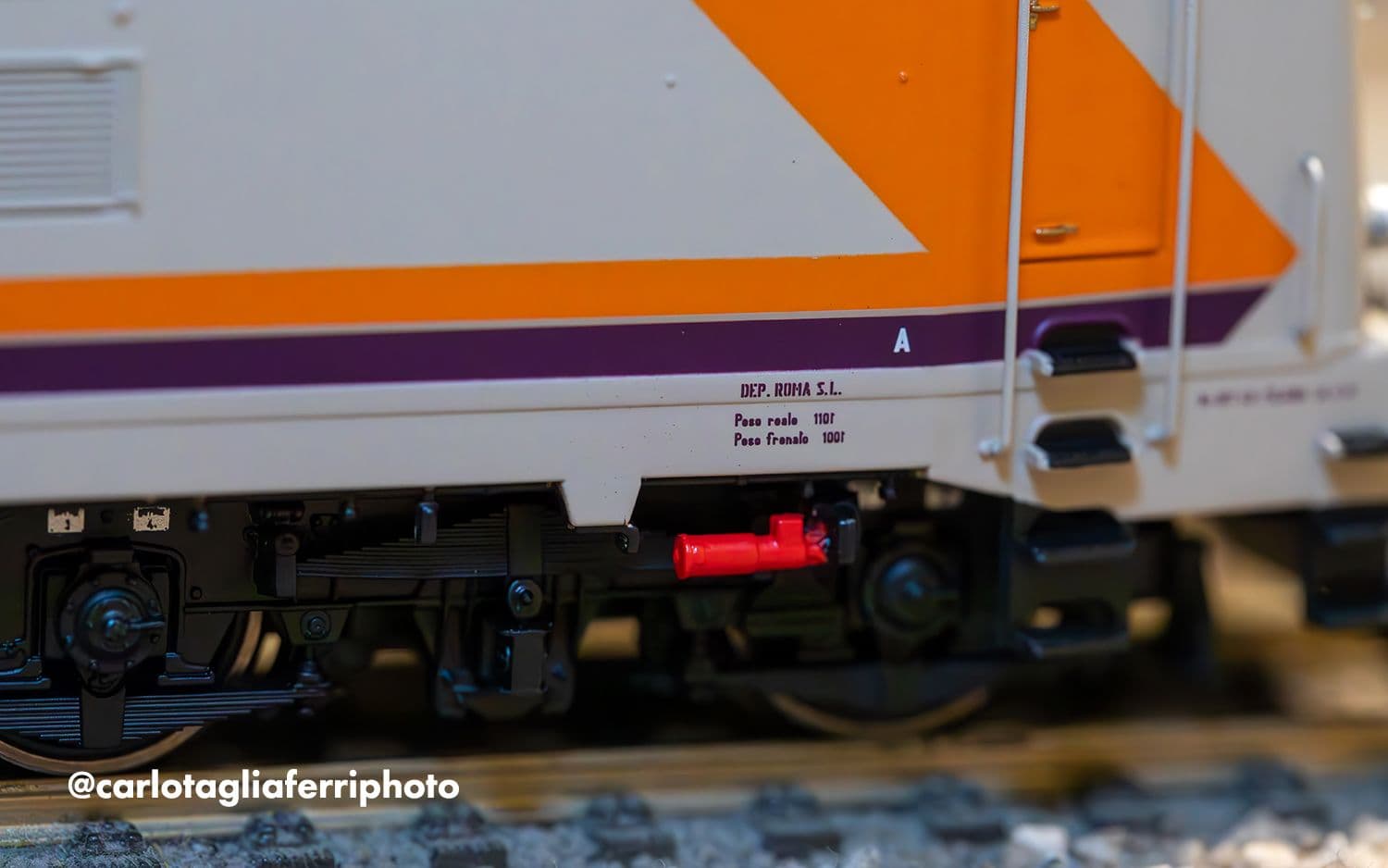 FS, 6-axle electric locomotive E.646 "Navetta", MDVC livery, silver roof, Triplex windows, side dampers, ep. V