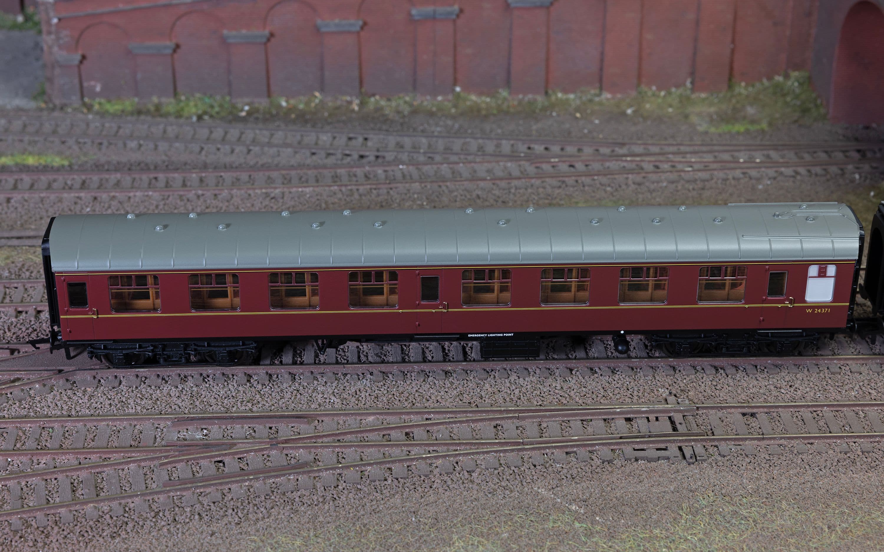 BR - MK1 Corridor - W24371 - Second Class Coach