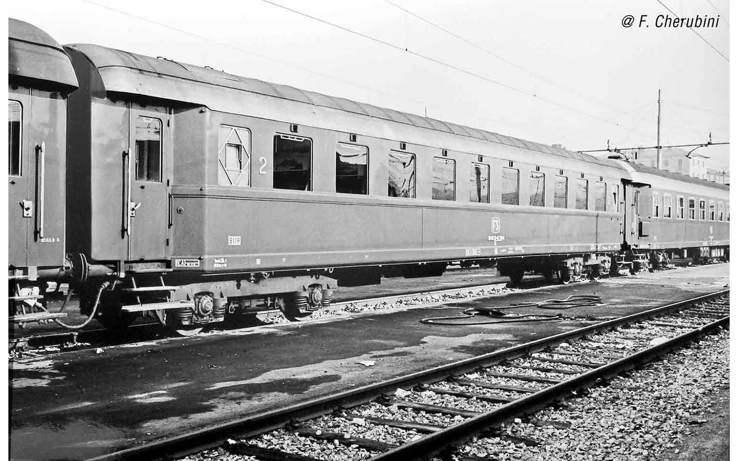 FS, 3-unit set of coaches, including 1 1st class Type 1946 Az13010 coach and 2 2nd class Type 1946 Bz33010 coaches, grey livery, period IV. Suitable AC wheelsets for this item: HC6102 (10,50 x 24,50 mm)