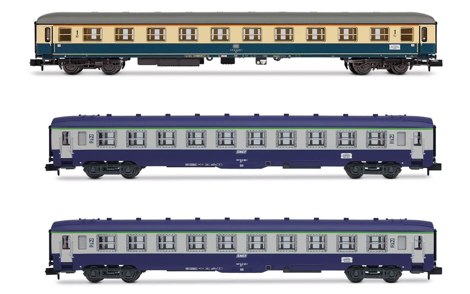 3-tlg. Set Reisezugwagen „D242 Paris – Berlin – Warszawa“, bestehend aus 1 x DB Am in blau-beiger Farbgebung und 2 x SNCF DEV AO B10, Ep. IV