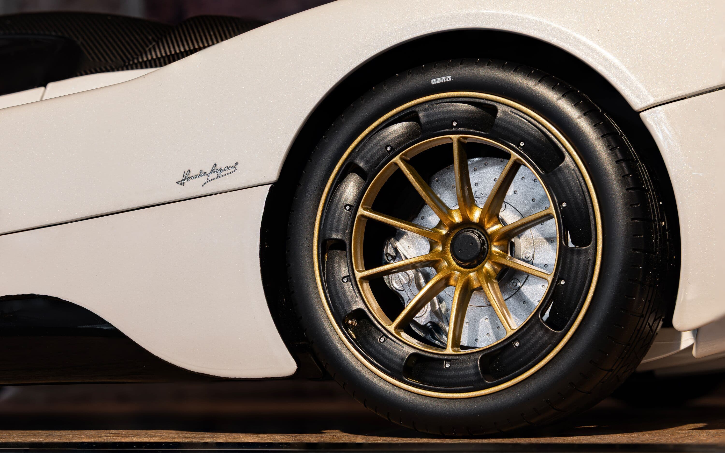 Pagani Utopia Coupé - Bianco Perla - 1:8 Scale Kit