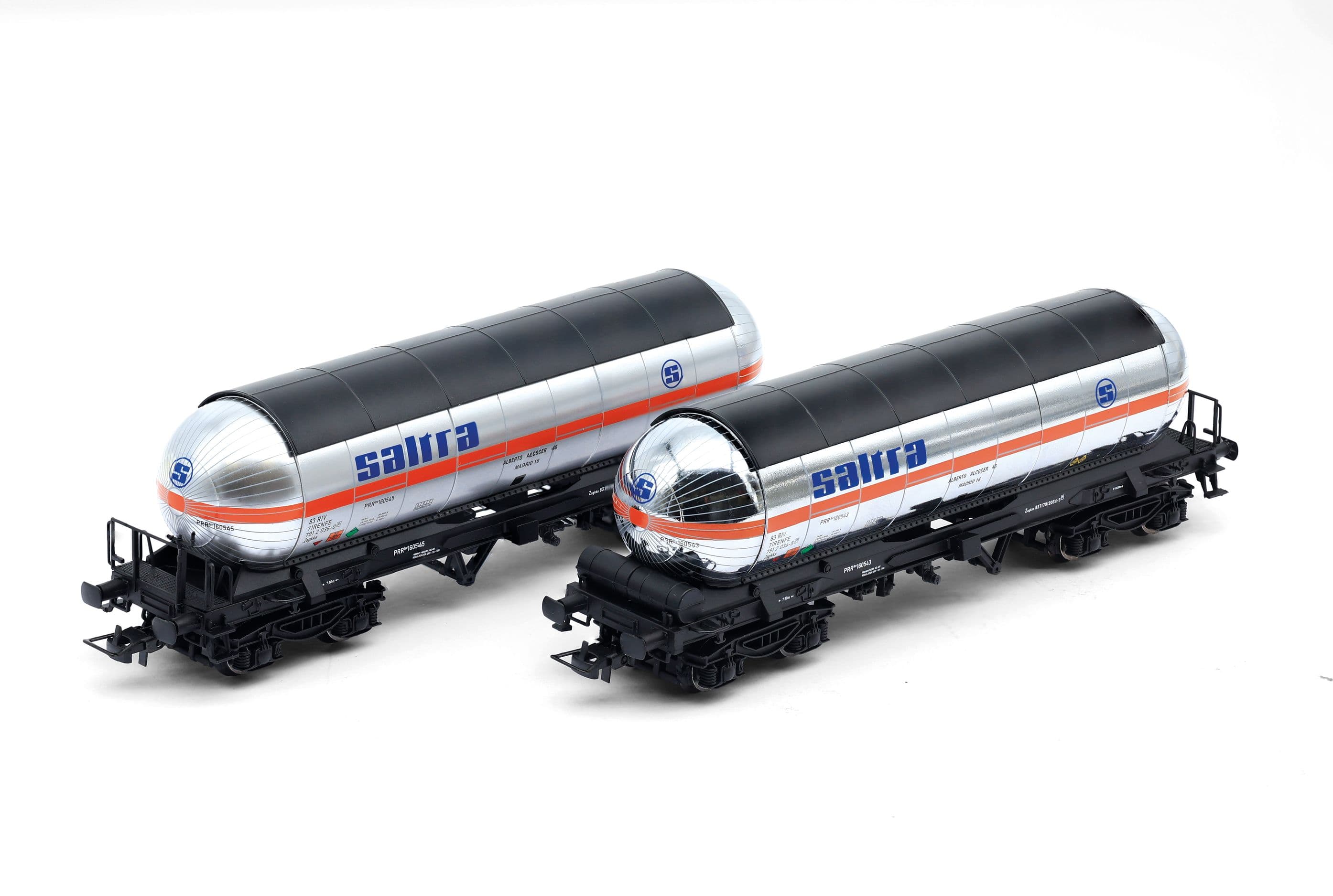 RENFE, 2-unit pack of carbon dioxide tank wagon, "Saltra" silver livery